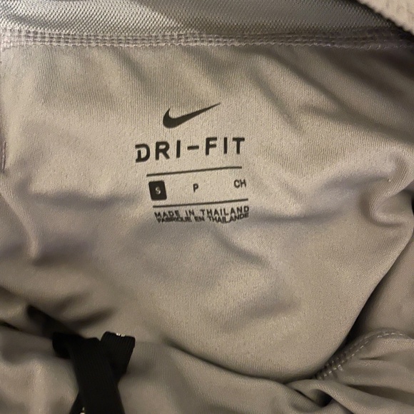 Nike shorts size small - Picture 3 of 3